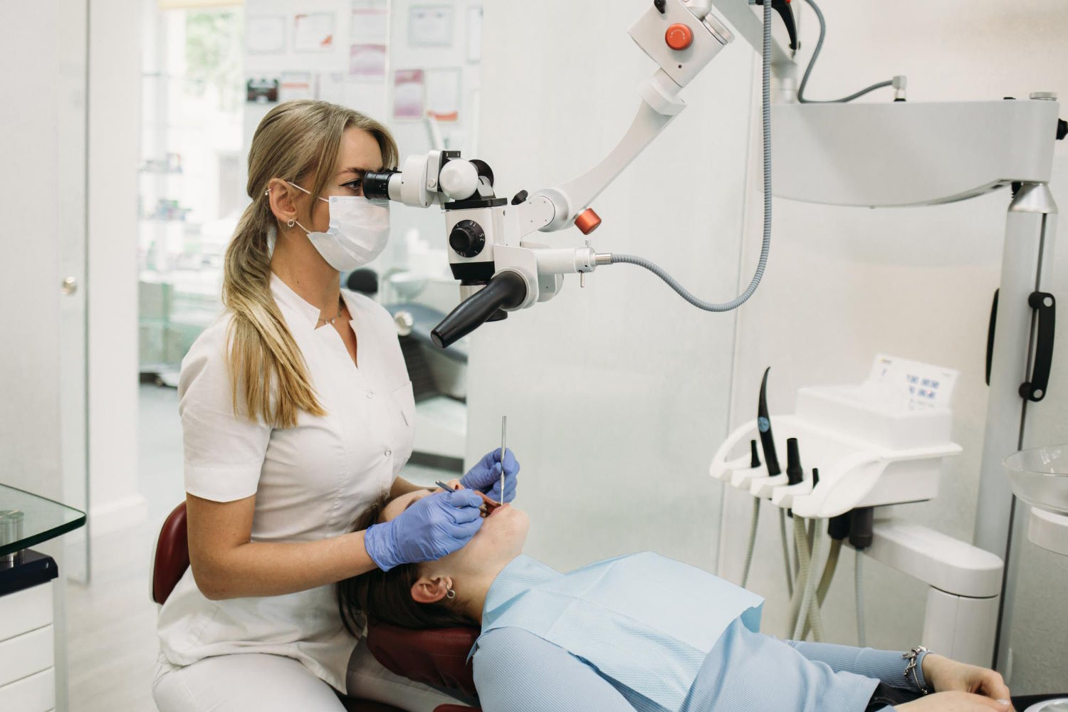 Zastosowanie mikroskopu w stomatologii – innowacyjne podejście do leczenia zębów w Poznaniu