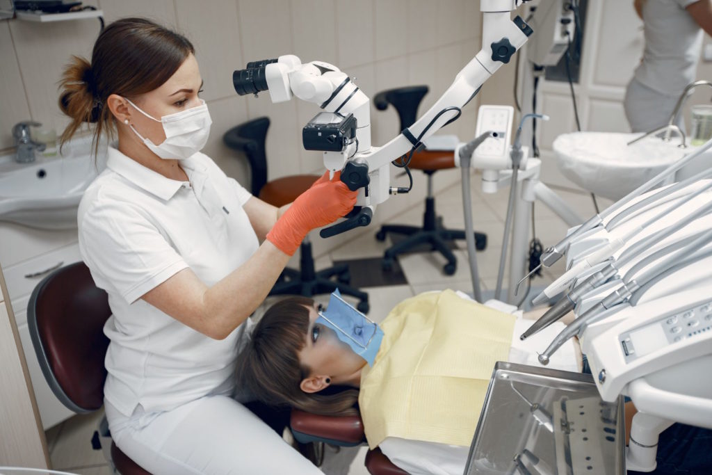 Mikroskop dentystyczny to narzędzie, które rewolucjonizuje branżę stomatologiczną dzięki swojej wszechstronności i wszechobecności w współczesnym gabinecie stomatologicznym