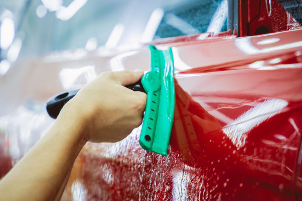 Folia ochronna PPF to innowacyjne rozwiązanie, które zapewnia niezawodną ochronę dla lakieru Twojego pojazdu