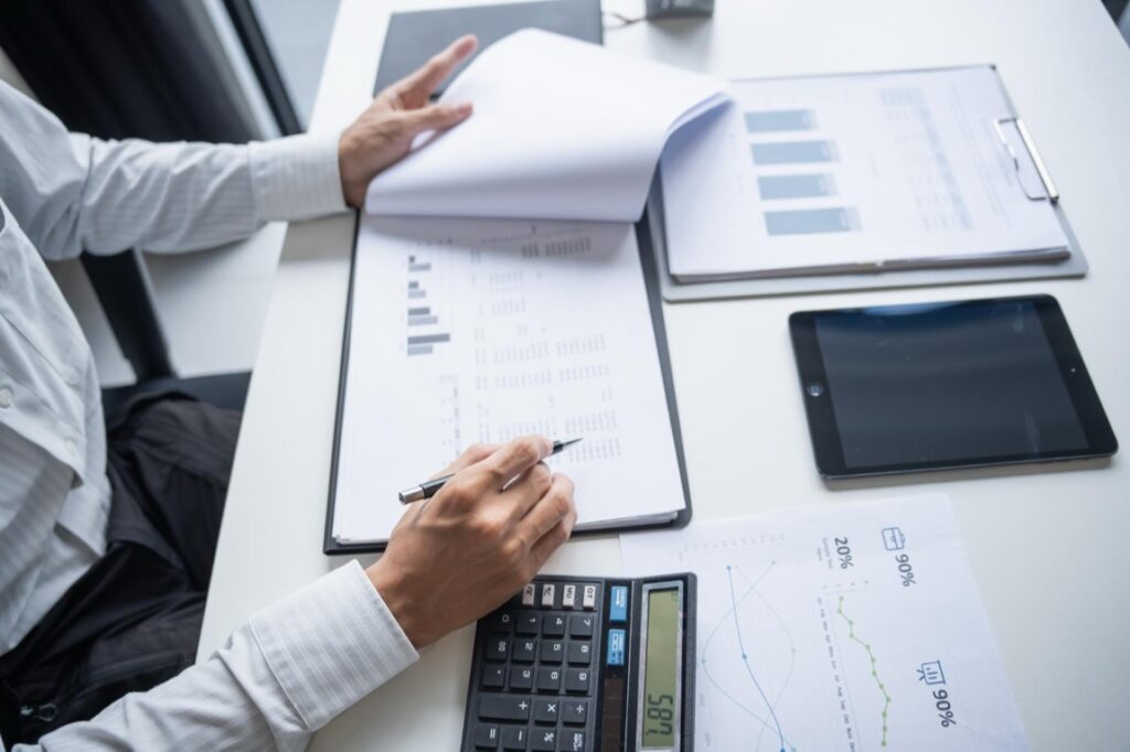 W dobie cyfryzacji, księgowi muszą zarządzać ogromnymi ilościami danych, co niesie za sobą ryzyko cyberataków i wycieków informacji.