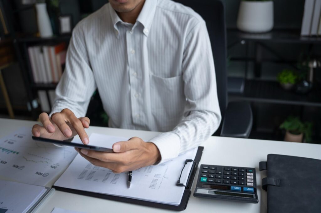 W dobie cyfryzacji, księgowi muszą zarządzać ogromnymi ilościami danych, co niesie za sobą ryzyko cyberataków i wycieków informacji.