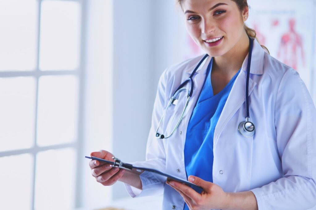 Wybierając ubezpieczenie dla placówki medycznej, warto kierować się kilkoma kluczowymi aspektami.