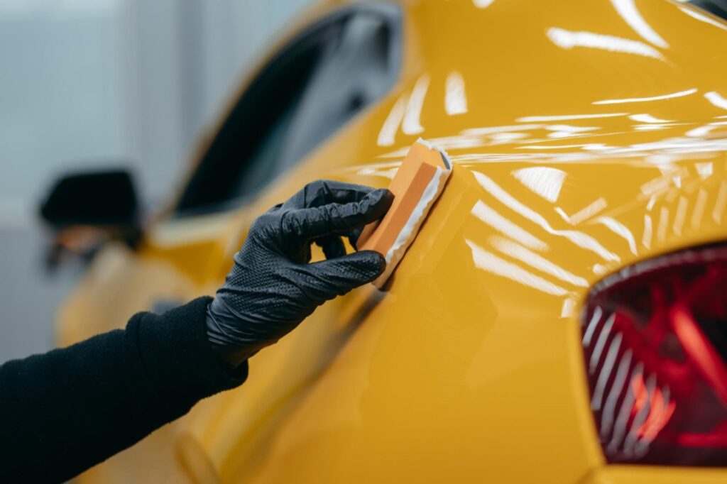 Ceramiczna rewolucja w dziedzinie pielęgnacji i ochrony lakieru samochodowego oferuje wiele korzyści dla właścicieli pojazdów dbających o detale swoich maszyn
