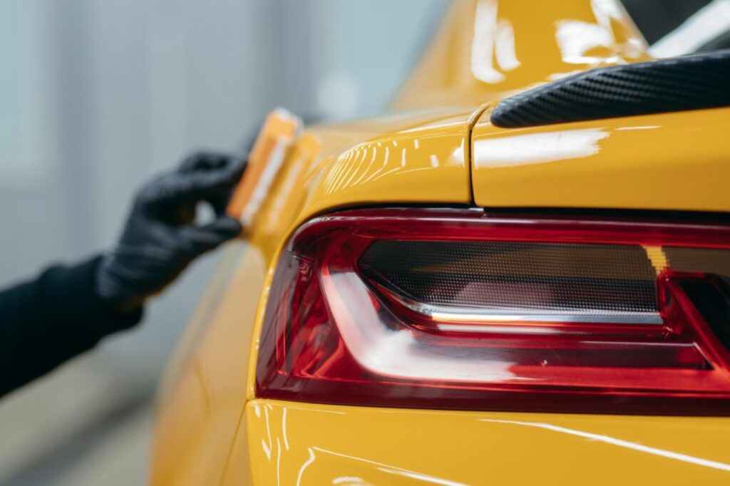 Ceramiczna rewolucja w dziedzinie pielęgnacji i ochrony lakieru samochodowego oferuje wiele korzyści dla właścicieli pojazdów dbających o detale swoich maszyn