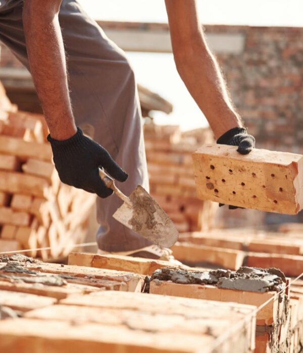 Bezpieczna przyszłość 2025: Jak ryzyka i koszty kształtują ubezpieczenia w budownictwie?